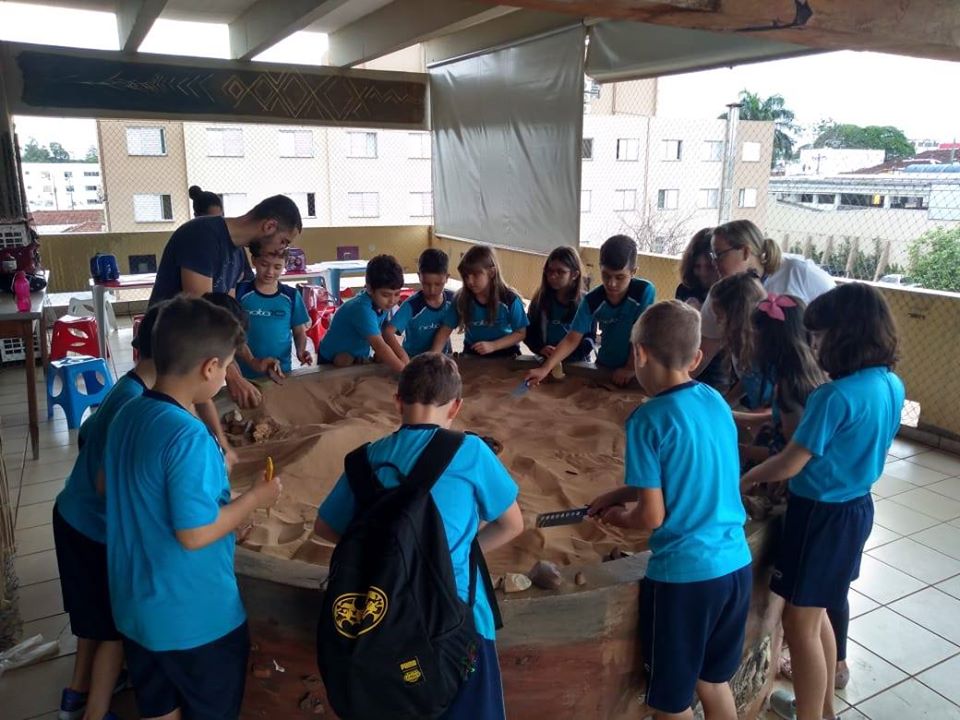 Área Lúdico-pedagógica 1 - Mini escavação – Escola participando da atividade