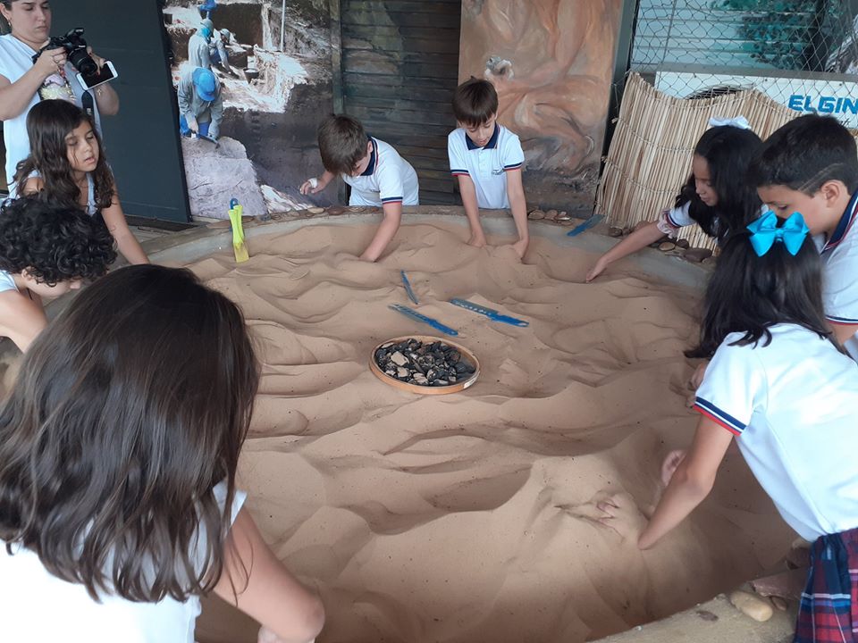 Área Lúdico-pedagógica 1 - Mini escavação – Escola participando da atividade