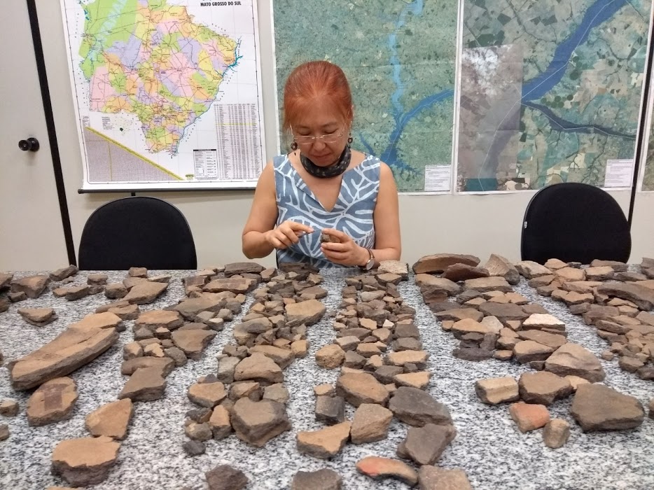Dra. Emília Kashimoto remontando fragmentos cerâmicos-Sítio VD22