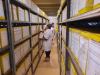 Buscando peças na reserva técnica do MuArq